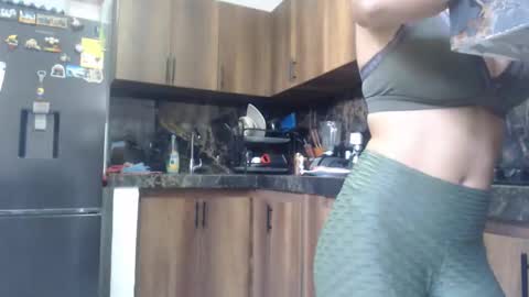 Snapshot of love_gatubela chatting on 10.01.25 Nina online show from 10.01.25