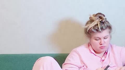 Snapshot of love_wiggy18 chatting on 12.12.24 Ally online show from 12.12.24