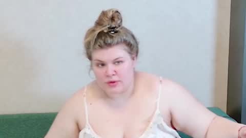 Snapshot of love_wiggy18 chatting on 02.10.25 Ally online show from 02.10.25