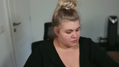 Snapshot of love_wiggy18 chatting on 09.18.25 Ally online show from 09.18.25