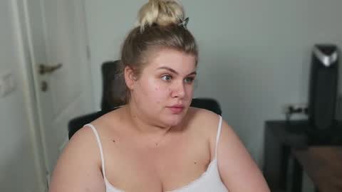 Snapshot of love_wiggy18 chatting on 09.26.25 Ally online show from 09.26.25