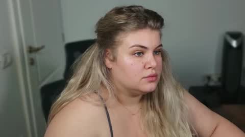 Snapshot of love_wiggy18 chatting on 10.01.25 Ally online show from 10.01.25