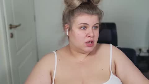 Snapshot of love_wiggy18 chatting on 10.15.25 Ally online show from 10.15.25