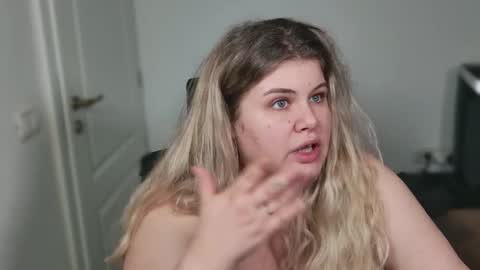 Snapshot of love_wiggy18 chatting on 11.11.25 Ally online show from 11.11.25