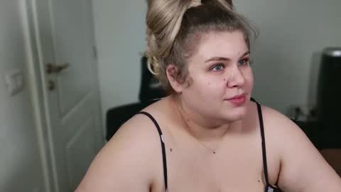 Snapshot of love_wiggy18 chatting on 12.21.25 Ally online show from 12.21.25