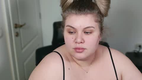 Snapshot of love_wiggy18 chatting on 01.05.26 Ally online show from 01.05.26