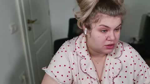 Snapshot of love_wiggy18 chatting on 01.08.26 Ally online show from 01.08.26