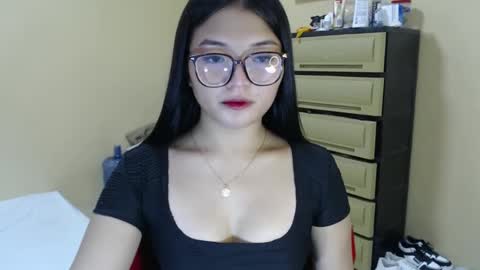 Snapshot of lovely_laura09 chatting on 12.12.24 Lovely Laura online show from 12.12.24