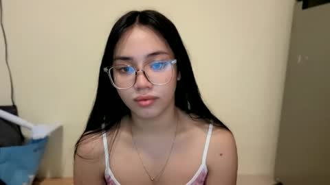 Snapshot of lovely_leah23 chatting on 10.17.25 lovely_leah23 online show from 10.17.25