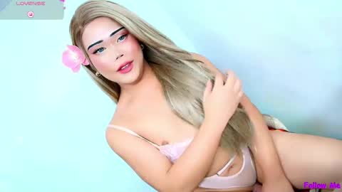 Snapshot of lovelydollsandra chatting on 11.02.25 lovelydollsandra online show from 11.02.25