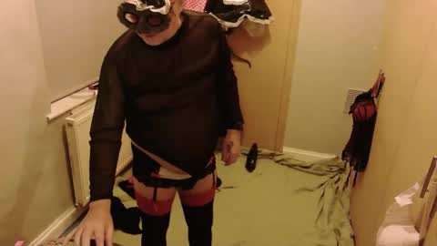 Snapshot of loves2dressup chatting on 02.07.26 Feelingsexy online show from 02.07.26