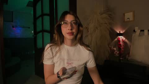 Snapshot of lua_ferch_ chatting on 01.08.25 ---Goys incredible photographs online show from 01.08.25