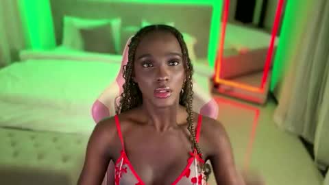 Snapshot of luanarisque chatting on 12.23.25 IG luana orq online show from 12.23.25