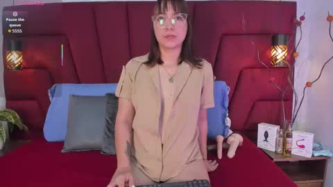 Snapshot of lucia_guzman chatting on 10.31.25 online show from 10.31.25