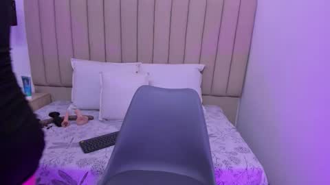 Snapshot of lucia_guzman chatting on 02.14.26 online show from 02.14.26