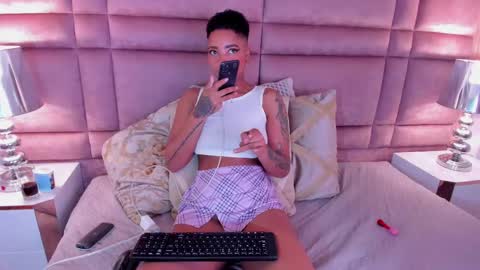 Snapshot of luciawallace chatting on 02.11.25 lucia wallace online show from 02.11.25