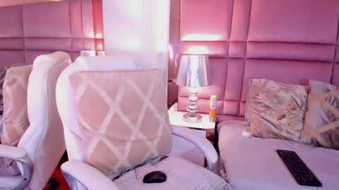 Snapshot of luciawallace chatting on 02.15.25 lucia wallace online show from 02.15.25