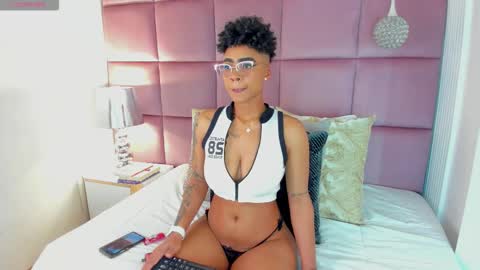 Snapshot of luciawallace chatting on 10.19.25 lucia wallace online show from 10.19.25