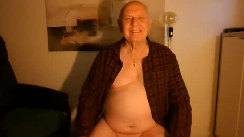 Snapshot of luclovestops chatting on 10.23.25 Luclostops online show from 10.23.25