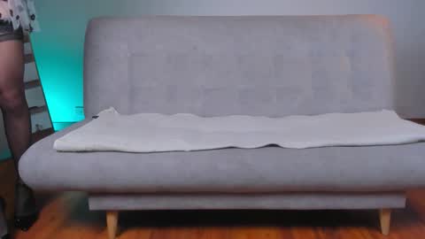 Hello my name is Lucy nice to meet you  thumb up is important for me kisses     online show from 09.15.25