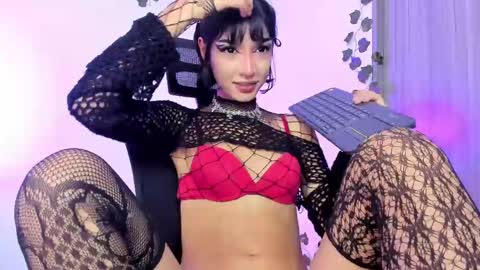 Snapshot of lucy_fernandez chatting on 03.10.25 lucyfer online show from 03.10.25