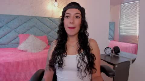 Snapshot of lucy_greys_ chatting on 04.10.26 Lucy Greys online show from 04.10.26