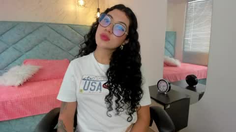 Snapshot of lucy_greys_ chatting on 04.21.26 Lucy Greys online show from 04.21.26
