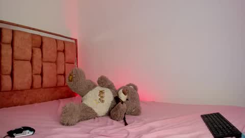 Snapshot of lucy_miller666 chatting on 11.21.25 Lucy 699 online show from 11.21.25