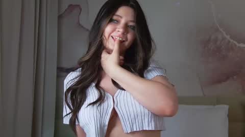 Snapshot of lucyvee chatting on 12.08.24 lucyvee online show from 12.08.24