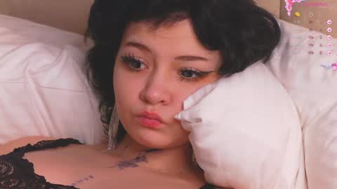 Snapshot of lucyvee chatting on 12.21.24 lucyvee online show from 12.21.24