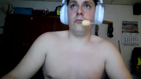 Snapshot of luis2423 chatting on 04.18.26 A slave to the mistress.. un esclavo para las amas dominantes. online show from 04.18.26