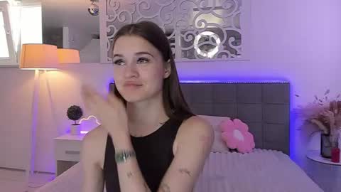 Snapshot of luisaclover chatting on 06.26.26 LuisaClover online show from 06.26.26