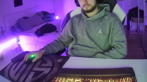 Snapshot of lukasschoetz chatting on 01.19.25 lukasschoetz online show from 01.19.25