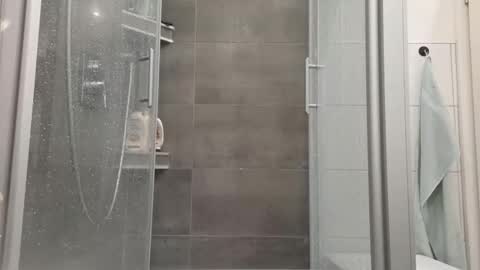 Snapshot of lukasschoetz chatting on 11.17.25 lukasschoetz online show from 11.17.25