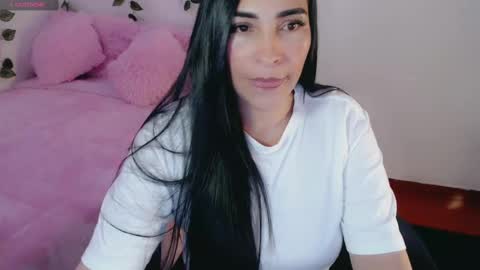 Snapshot of luna_lgomez chatting on 03.01.25 luna online show from 03.01.25