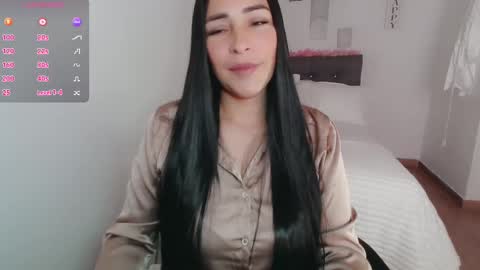 Snapshot of luna_lgomez chatting on 10.01.25 luna online show from 10.01.25