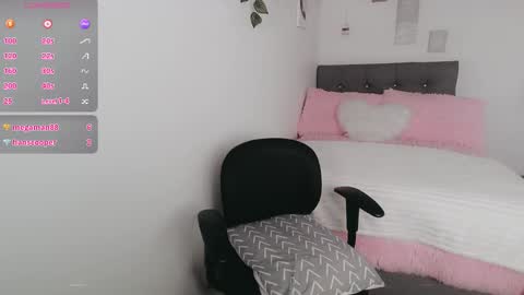 Snapshot of luna_lgomez chatting on 12.17.25 luna online show from 12.17.25