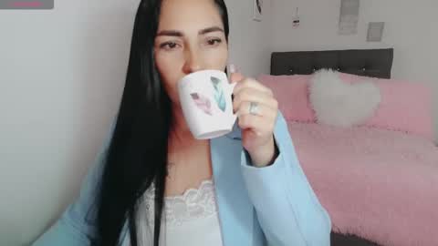 Snapshot of luna_lgomez chatting on 12.18.25 luna online show from 12.18.25