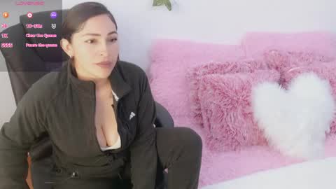 Snapshot of luna_lgomez chatting on 05.27.26 luna online show from 05.27.26