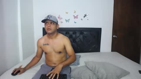 Snapshot of luna_pitufo chatting on 12.17.25 Luna y pitufo online show from 12.17.25