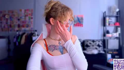 Snapshot of lunacyy chatting on 05.30.26 Britney online show from 05.30.26