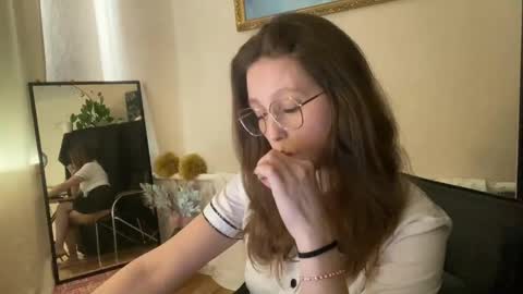 Snapshot of lunafeather chatting on 04.19.26 lunafeather online show from 04.19.26