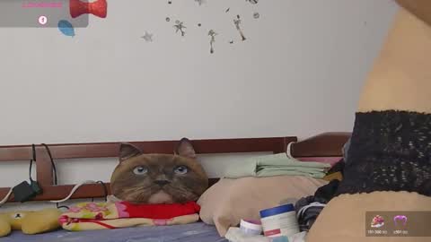 Snapshot of lunamoon_17 chatting on 10.21.25 LUNA online show from 10.21.25