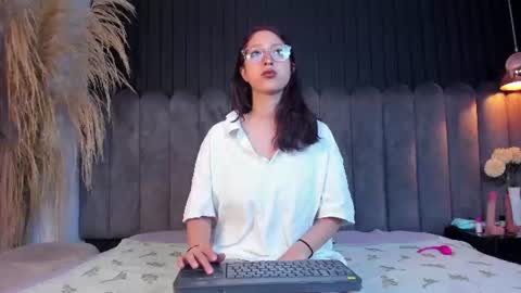 Snapshot of lunar_lustx chatting on 06.28.26 lunar_lustx online show from 06.28.26