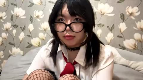 Snapshot of lunaraus chatting on 10.24.25 Yuna online show from 10.24.25