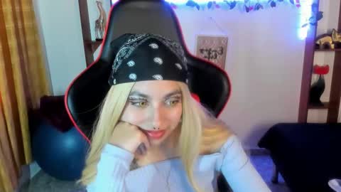 Snapshot of lunarichy chatting on 10.29.25 lunarichy online show from 10.29.25