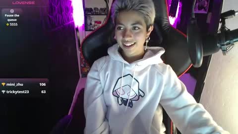 Snapshot of lunarichy chatting on 01.05.26 lunarichy online show from 01.05.26