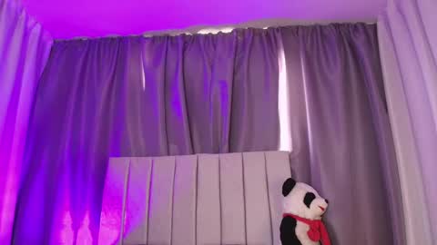 Snapshot of lunariddle_ chatting on 01.22.25 Luna online show from 01.22.25