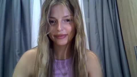 Snapshot of lunav7 chatting on 09.12.25 Luna  online show from 09.12.25
