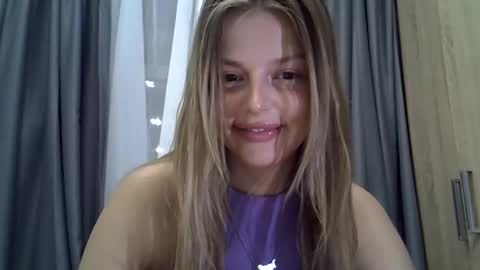 Snapshot of lunav7 chatting on 09.16.25 Luna  online show from 09.16.25